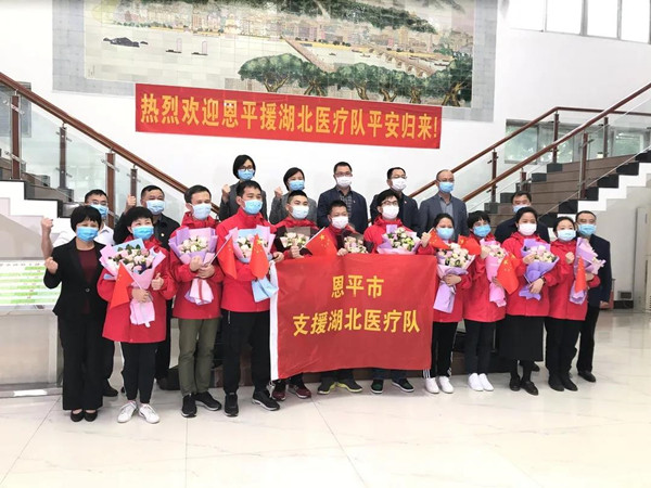12.市領導、有關部門單位負責人與恩平市援鄂醫(yī)療隊隊員合照_副本.jpg