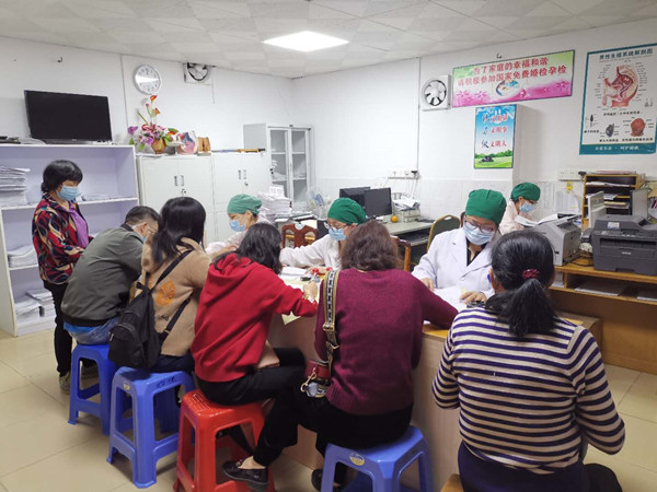 1.市婦幼保健院婦科專家為適齡婦女開(kāi)展“兩癌”免費(fèi)篩查_(kāi)副本.jpg
