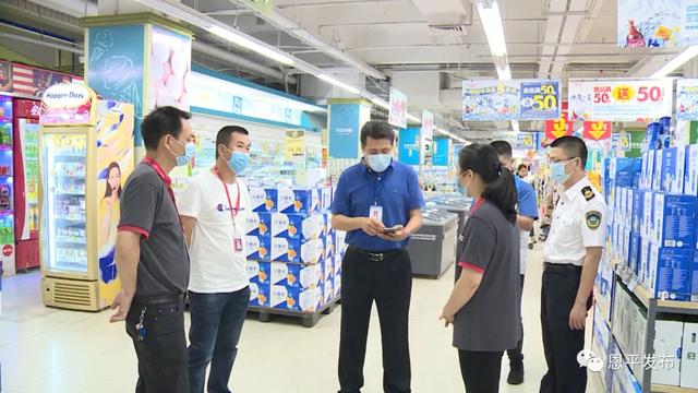 1.市衛(wèi)健局工作人員在華潤(rùn)萬家生活超市檢查.jpg