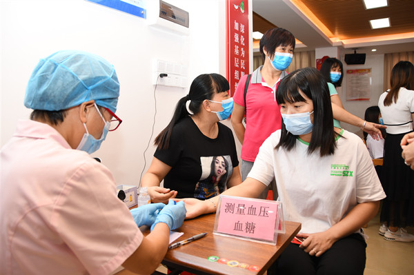 7.為市民群眾提供測量血壓、血糖服務(wù)_副本.jpg