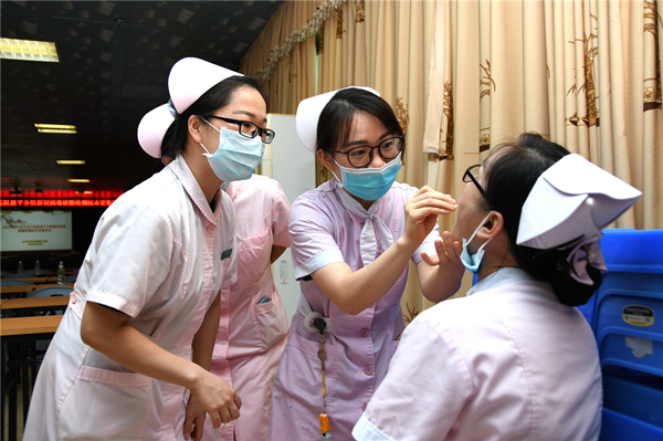 4.參加培訓(xùn)的護(hù)理人員進(jìn)行現(xiàn)場采樣演練_副本.jpg