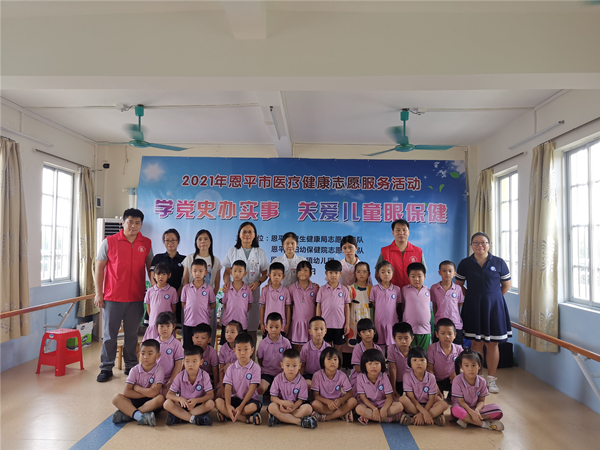 3.義診專家和老師、孩子們合影留念_副本.jpg