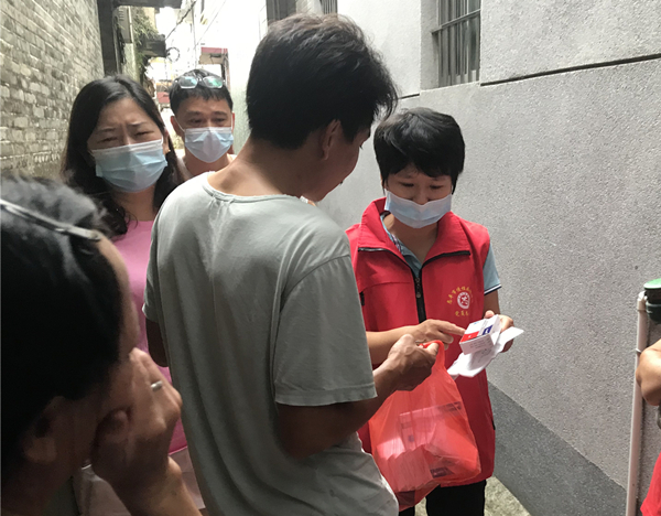 精防醫(yī)生為患者家屬提供用藥指導_副本.jpg