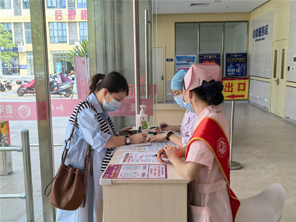 2.市婦幼保健院工作人員指引群眾填寫(xiě)流調(diào)表和掃粵康碼、行程碼，進(jìn)行核酸采樣_副本.jpg