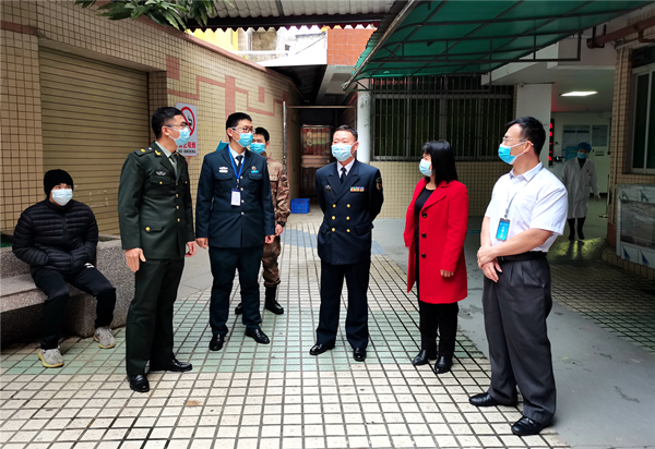 2.市人武部部長龐建輝、市衛(wèi)生健康局二級主任科員劉笑云調(diào)研征兵體檢工作_副本.jpg