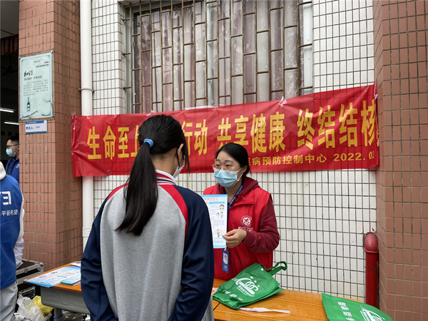 2.向?qū)W生們宣傳結(jié)核病防治知識(shí)_副本.jpg