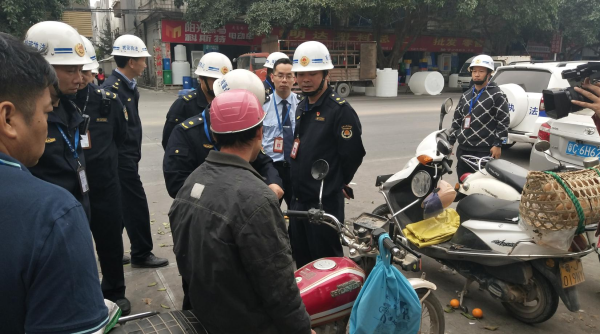 圖為現(xiàn)場(chǎng)執(zhí)法.jpg