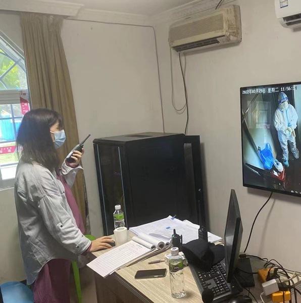 3.在隔離酒店值守期間，余飄嫻把控嚴(yán)格，督導(dǎo)到位。_副本.jpg