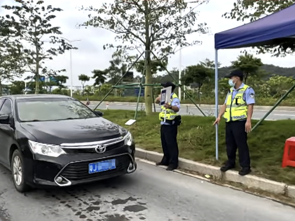 5.恩平公安在新會(huì)區(qū)的交通要道對過往車輛人員檢查24小時(shí)核酸證明_副本.jpg