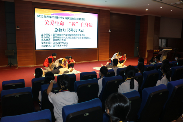 3.志愿者指導(dǎo)學(xué)生模擬現(xiàn)場(chǎng)心肺復(fù)蘇_副本.jpg