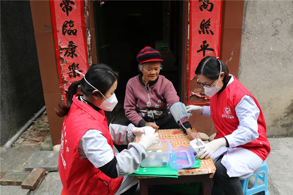1.為獨居老人提供醫(yī)療健康志愿服務(wù)_副本.jpg