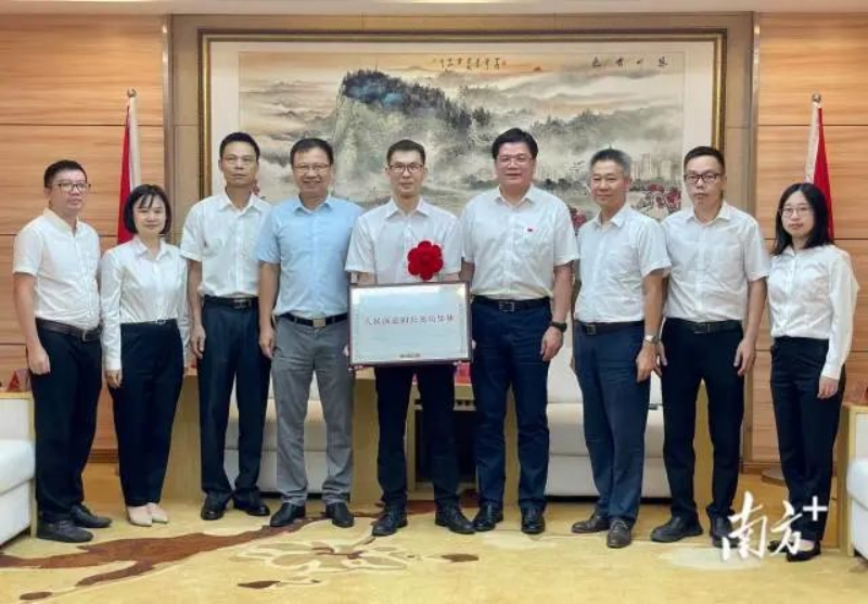黎沛榮會(huì)見獲得省“人民滿意的公務(wù)員集體”稱號(hào)的僑綜組。 圖片