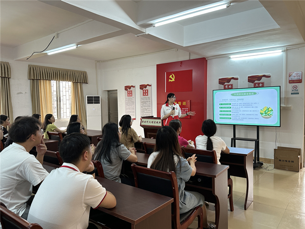 2.志愿者為群眾講解健康知識。_副本.jpg