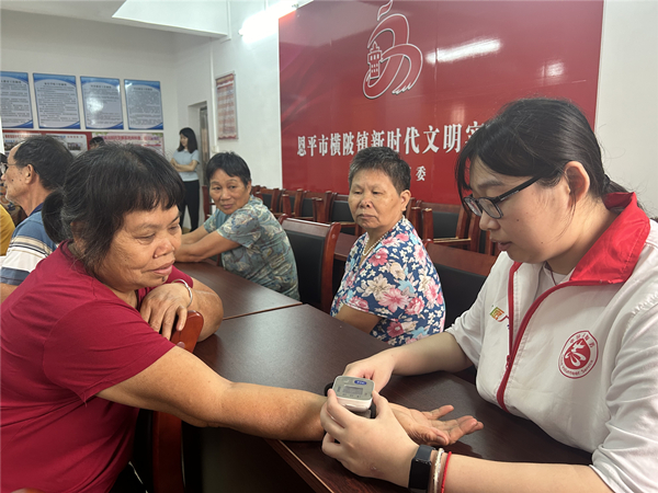 3.志愿者為群眾提供義診服務(wù)。_副本.jpg