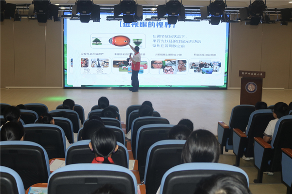 2.志愿者為在場學(xué)生認(rèn)真講解眼健康知識。_副本.jpg