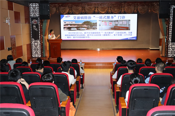 2.志愿者耐心講解艾滋病防治政策。_副本.jpg