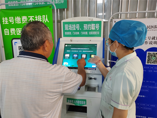 1.為老年群眾講解使用智能設施。_副本.jpg