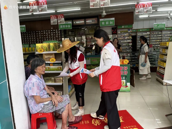5.志愿者向商戶、群眾宣傳普及“防蚊滅蚊”和預(yù)防“登革熱”傳染病知識(shí)。_副本.jpg