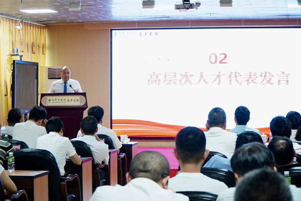 2.喻林是恩平引進(jìn)的首位博士后。_副本.jpg