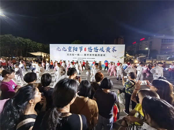 8.舞臺(tái)區(qū)的八段錦表演吸引不少市民駐足觀看。恩平市衛(wèi)健局供圖_副本.jpg