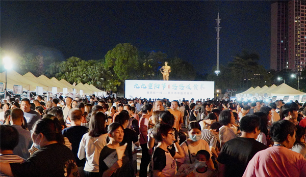 1.恩平首屆中醫(yī)藥夜市在馮如廣場(chǎng)開市，現(xiàn)場(chǎng)熱鬧非凡。.jpg