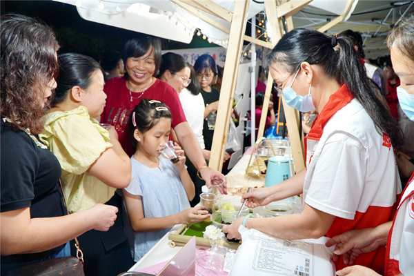 6.中藥代茶飲引來不少市民爭(zhēng)先品嘗。.jpg