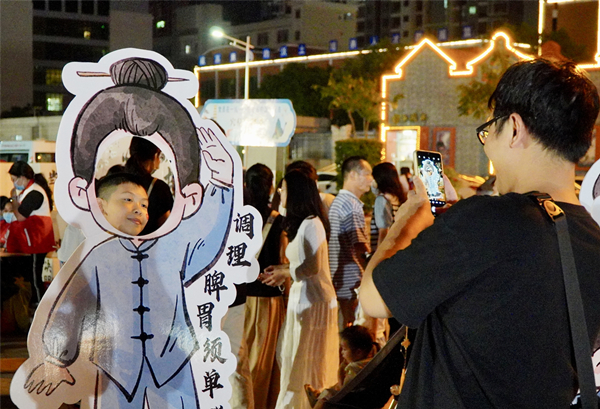 7.不少市民帶著孩子來打卡中醫(yī)藥夜市。.jpg