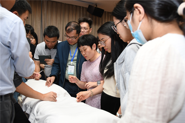 4.康復(fù)專家和教授進(jìn)行現(xiàn)場(chǎng)授課和操作演示。_副本.jpg