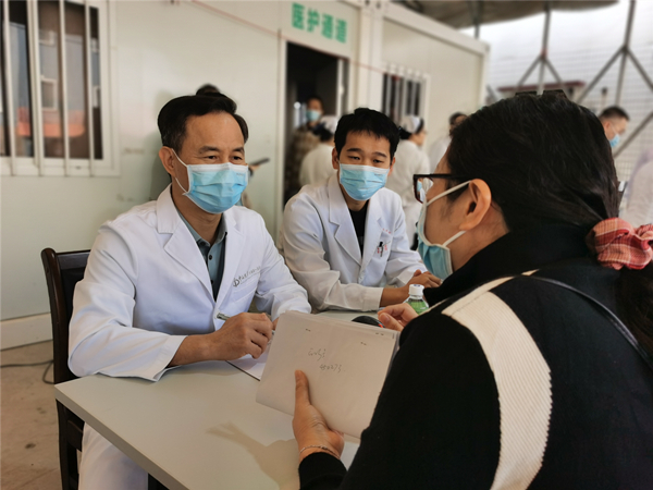 3.專家們耐心詢問(wèn)患者病情，為他們提供專業(yè)的診療意見。_副本.jpg