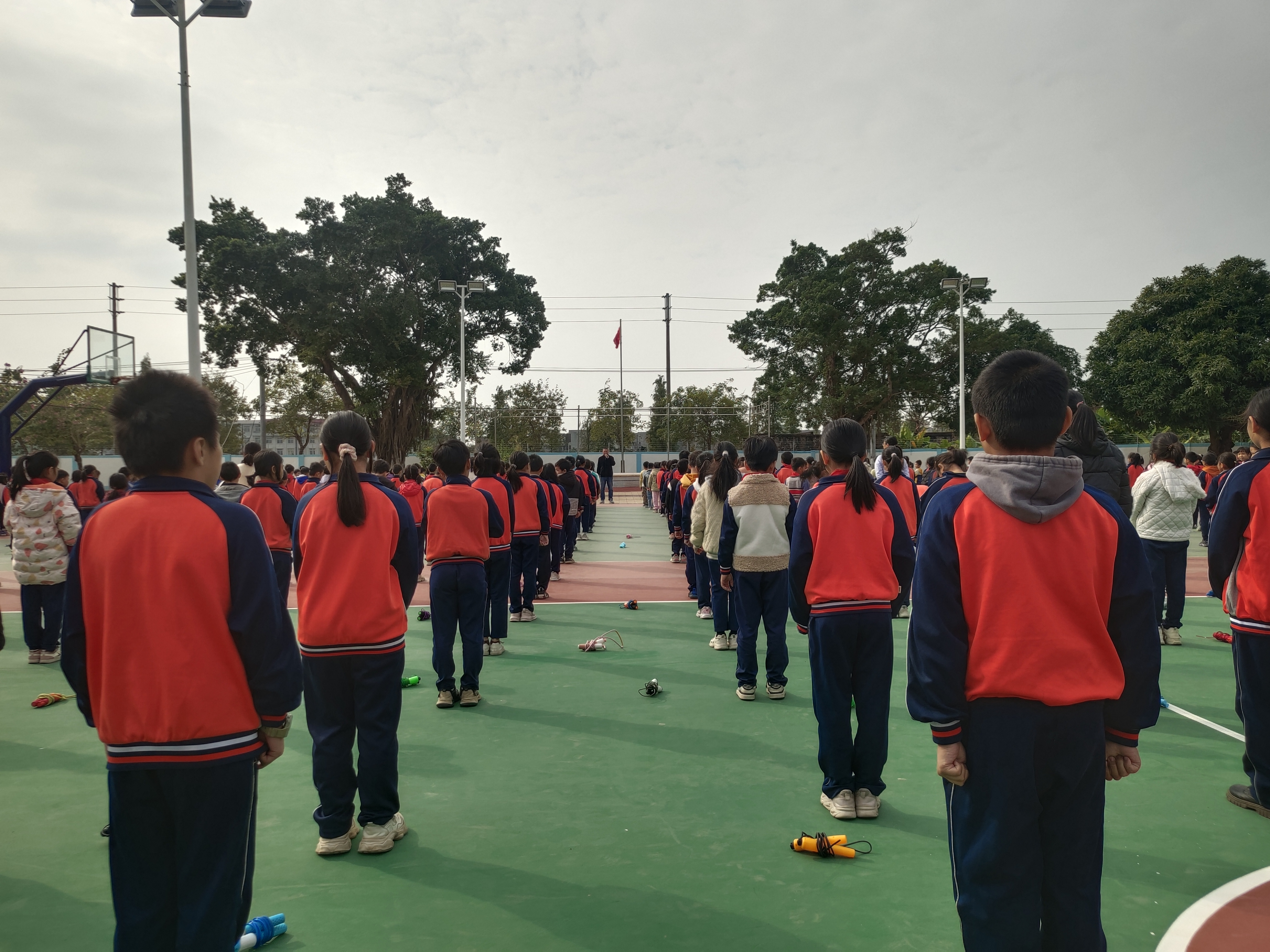 “誠(chéng)信伴我行”之校長(zhǎng)國(guó)旗下的講話.jpg