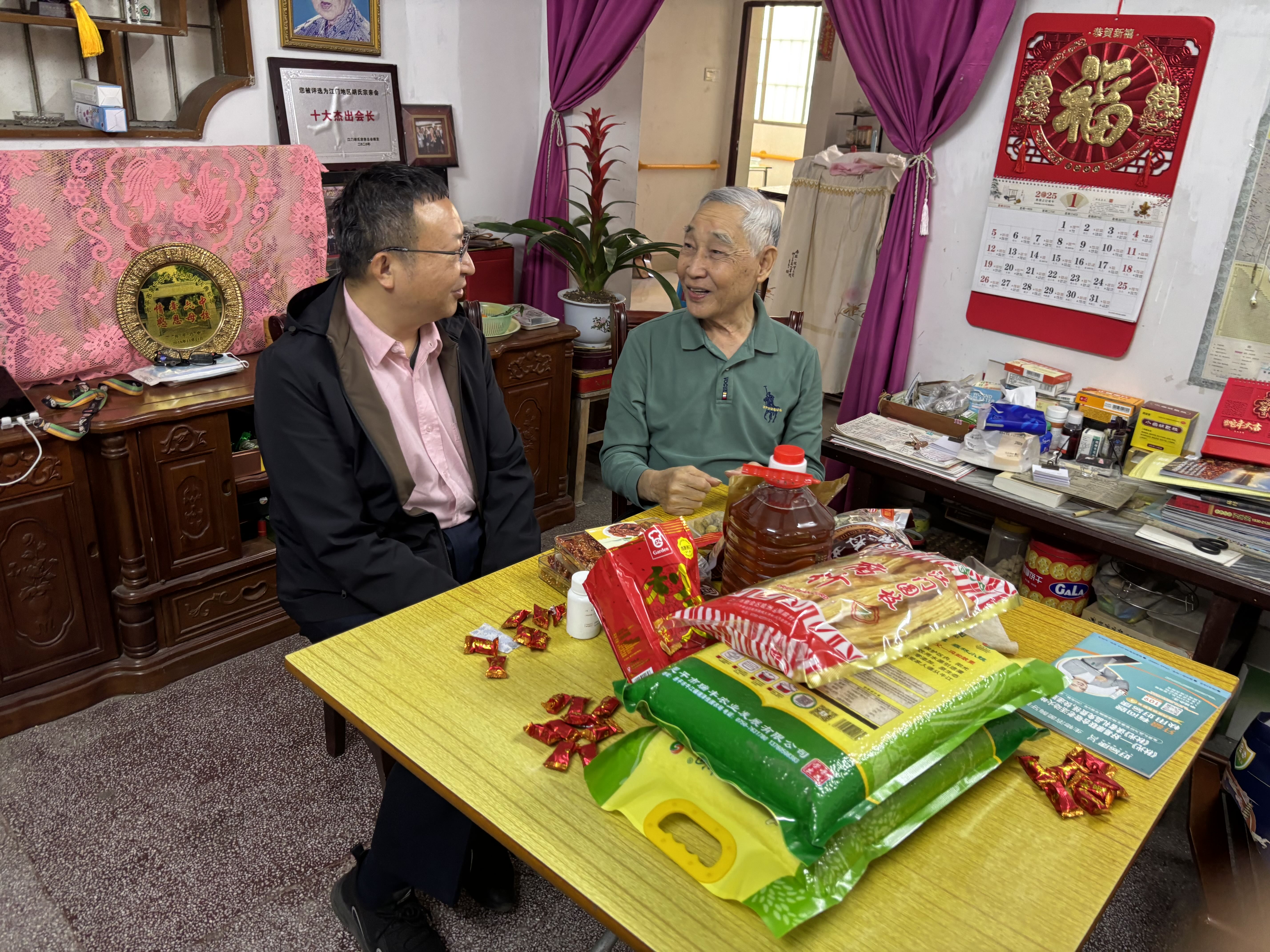 恩平市統(tǒng)計(jì)局黨組書記春節(jié)前帶隊(duì)走訪慰問退休黨員干部.jpg