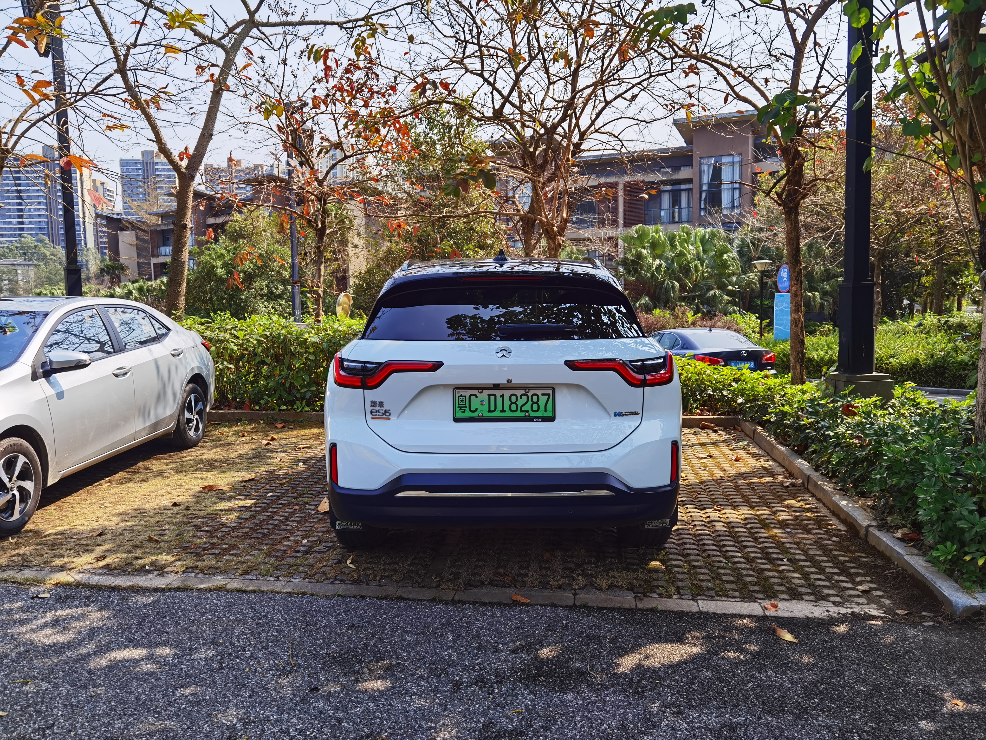 不文明行為：一車占用兩車位停車.jpg