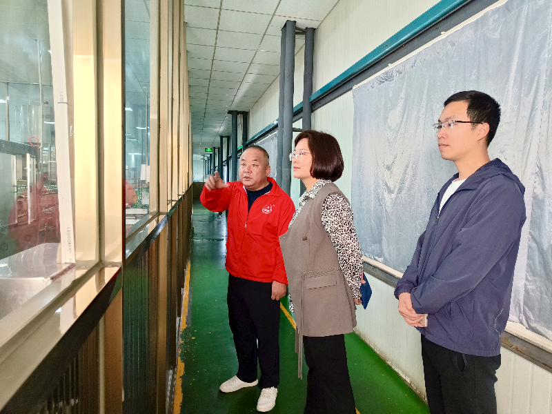 鎮(zhèn)黨委書記吳柳娟率隊前往錦坤食品有限公司開展節(jié)后暖企走訪，與企業(yè)負責人深入交流，重點了解項目落地情況。.jpg
