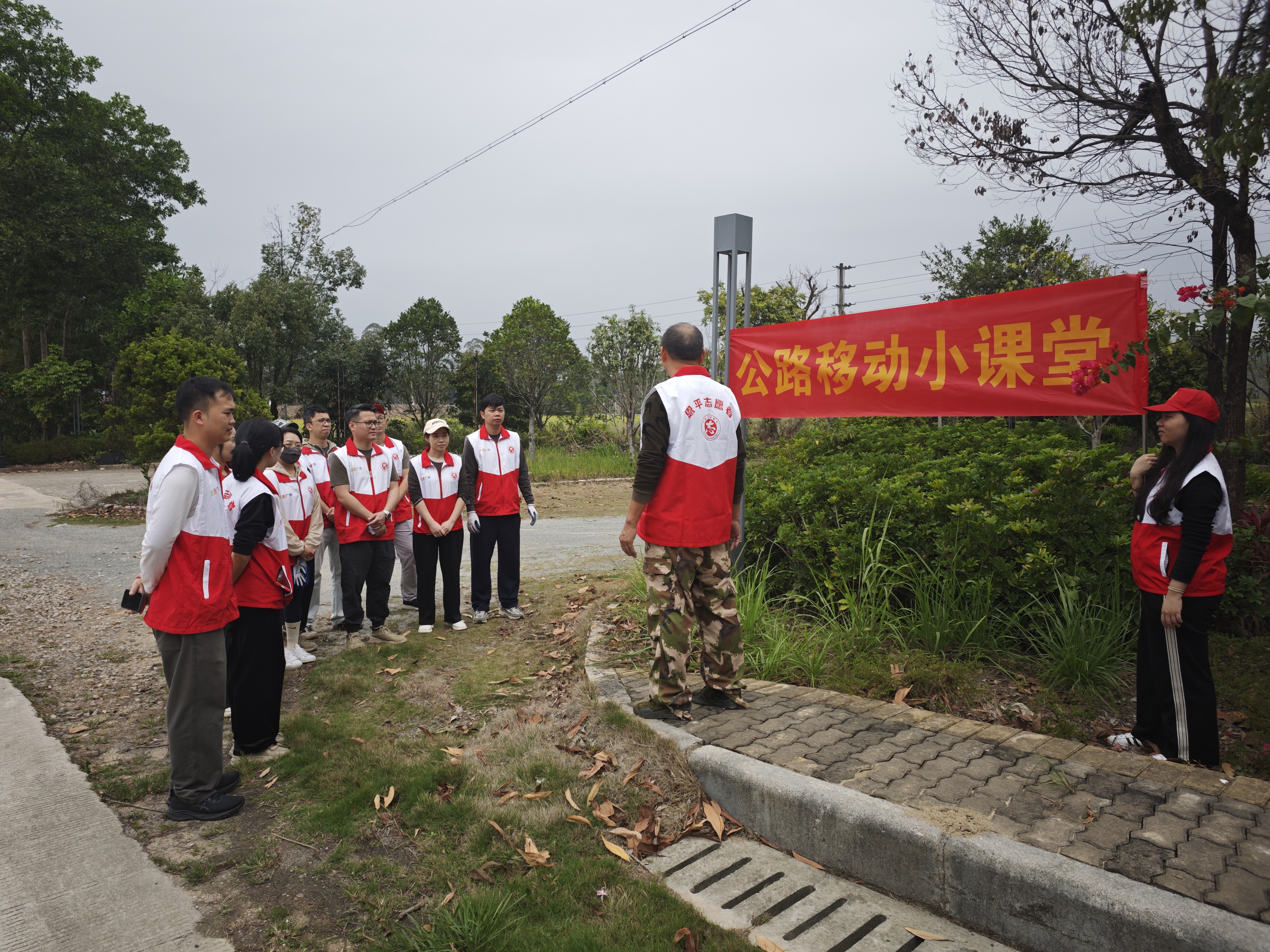 開展“誠信公路”移動小課堂活動現(xiàn)場照片(1).jpg
