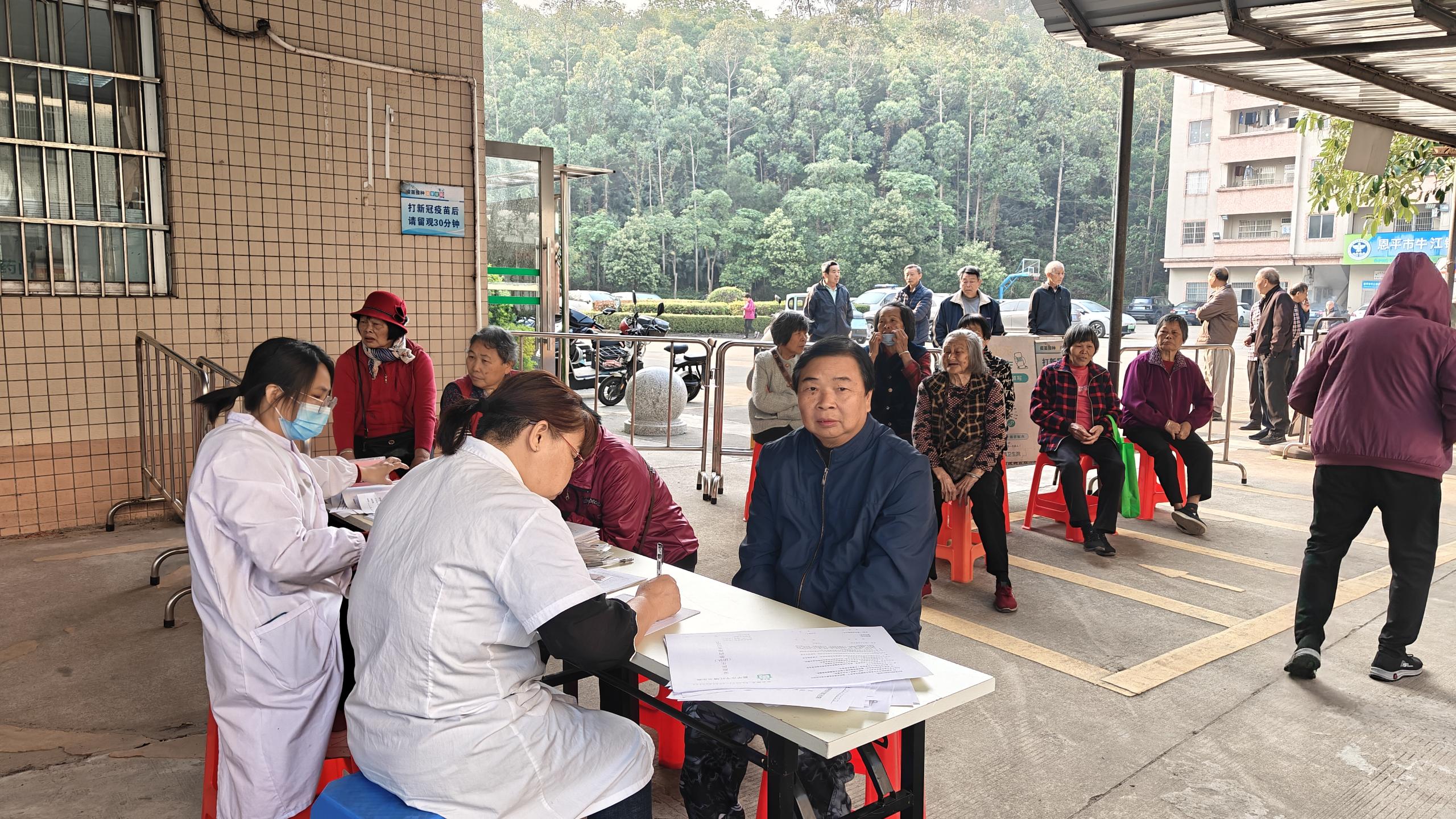 醫(yī)務(wù)人員為轄區(qū)居民進(jìn)行現(xiàn)場(chǎng)答疑。.jpg