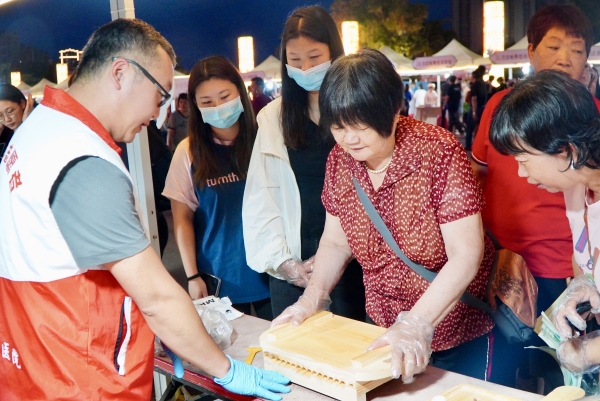 9.文創(chuàng)區(qū)的非遺搓丸吸引不少市民體驗(yàn)。_副本.jpg