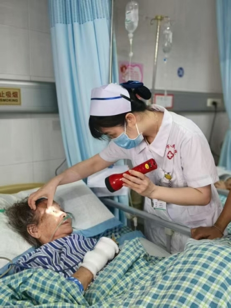 1.恩平市人民醫(yī)院神經(jīng)外科護士長 何賀存_副本.jpg