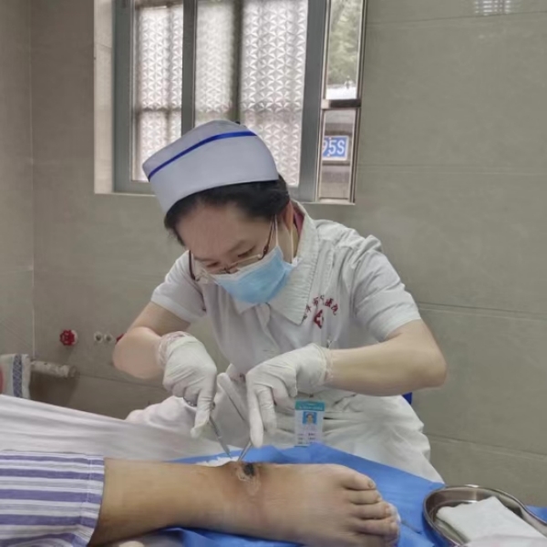 2.恩平市人民醫(yī)院內(nèi)分泌科護(hù)士長 曾綺丹_副本.jpg