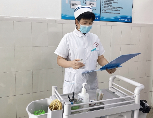 8.恩平市圣堂鎮(zhèn)中心衛(wèi)生院護(hù)士長 馮東霞_副本.jpg