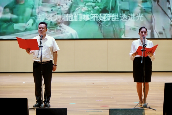 2.恩平市衛(wèi)健局帶來朗誦《醫(yī)師禮贊》。_副本.jpg