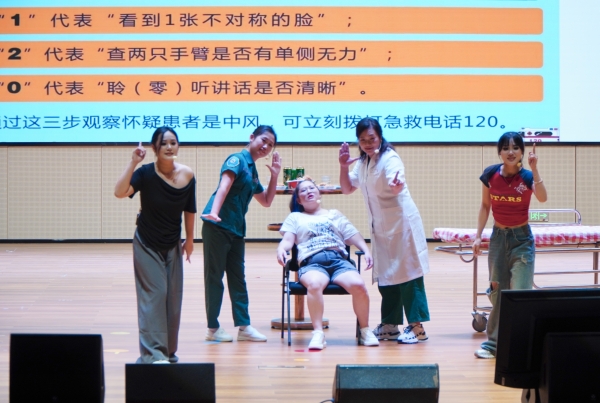 3.恩平市人民醫(yī)院通過小品生動科普“中風120”口訣。_副本.jpg