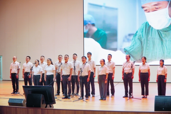 8.基層醫(yī)療機構(gòu)院長們合唱《真心英雄》。_副本.jpg
