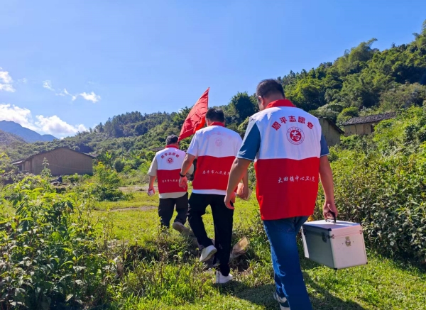 恩平市中醫(yī)黨員志愿服務隊赴大田岑洞。.jpg