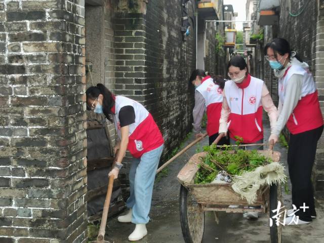 志愿者攻堅(jiān)衛(wèi)生黑點(diǎn) 。