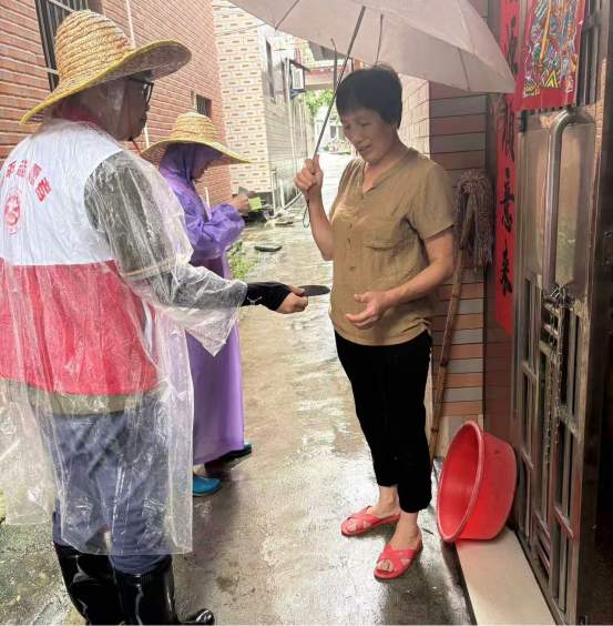 市信訪局組織全局黨員干部職工下沉有關(guān)村（社區(qū)）開展防蚊滅蚊工作 