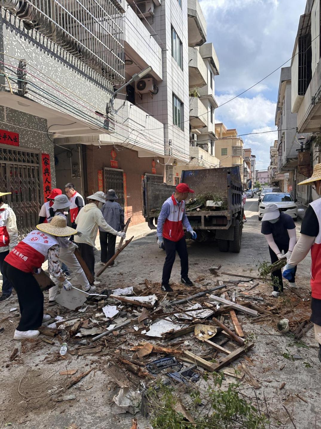 全員出動、拔釘攻堅(jiān)，水利干部職工連續(xù)奮戰(zhàn)防蚊滅蚊第一線