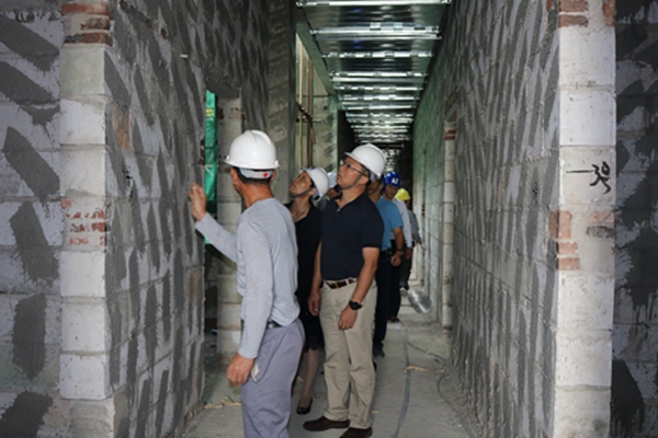 副本3、市委書記謝超武實地查看工程質(zhì)量.jpg