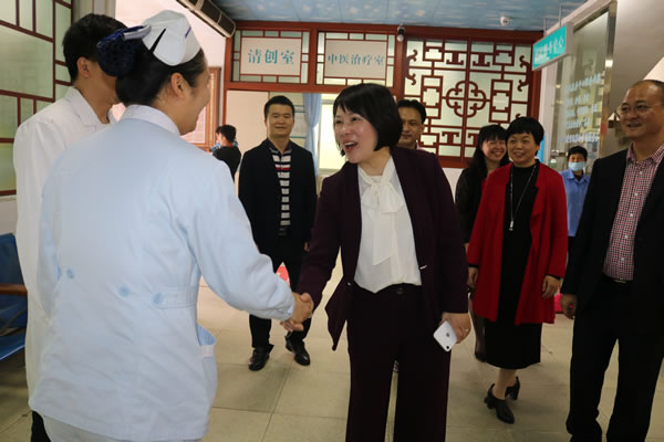4.市委常委吳彩堂與市中醫(yī)院醫(yī)務(wù)人員一一握手，致以親切問候.jpg