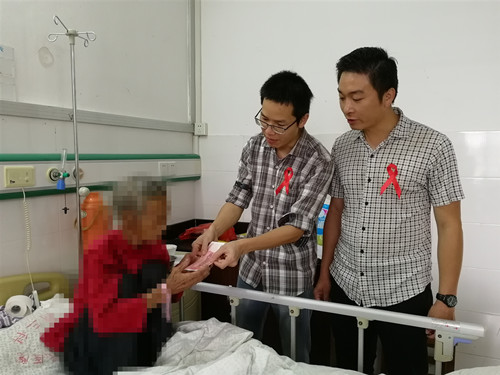 4、探望艾滋病重癥患者_(dá)副本.jpg