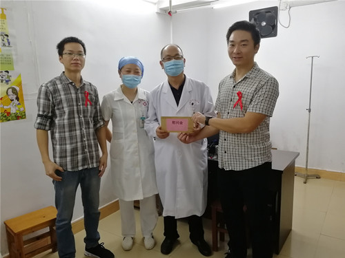 5、慰問防艾一線醫(yī)護(hù)人員_副本.jpg